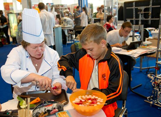 С.Собянин посетил выставку "Школьная ярмарка от А до Я" в Манеже