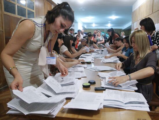 Подсчет голосов на одном из избирательных участков города Сухими