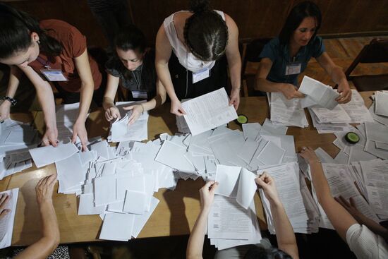 Подсчет голосов на одном из избирательных участков города Сухими