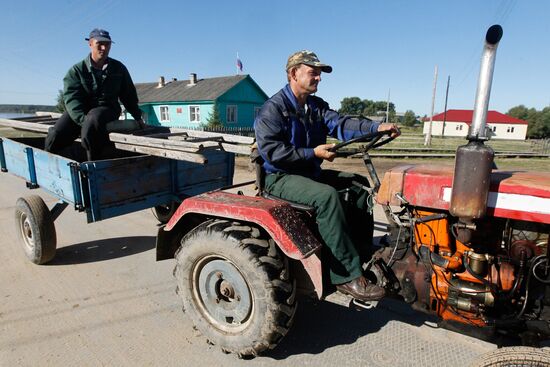Тракторист едет на работу в селе Вершинино