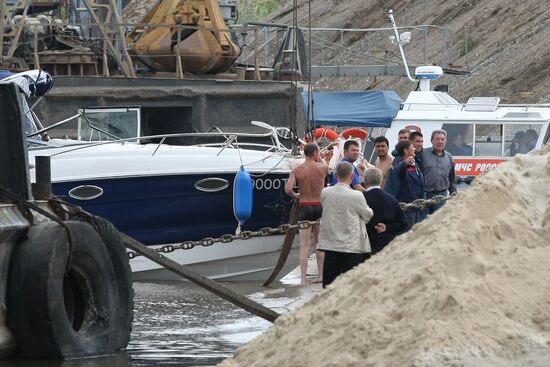 Операция по подъему катера, столкнувшегося с баржей, в Казани