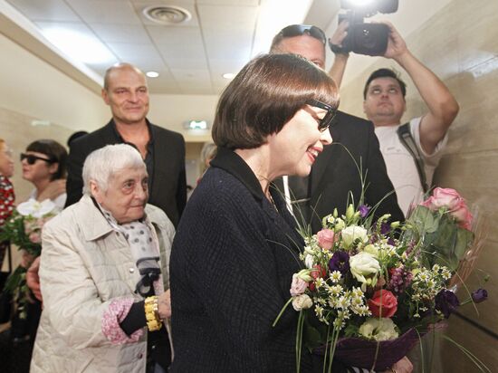 Певица Мирей Матье прибыла в аэропорт "Шереметьево"