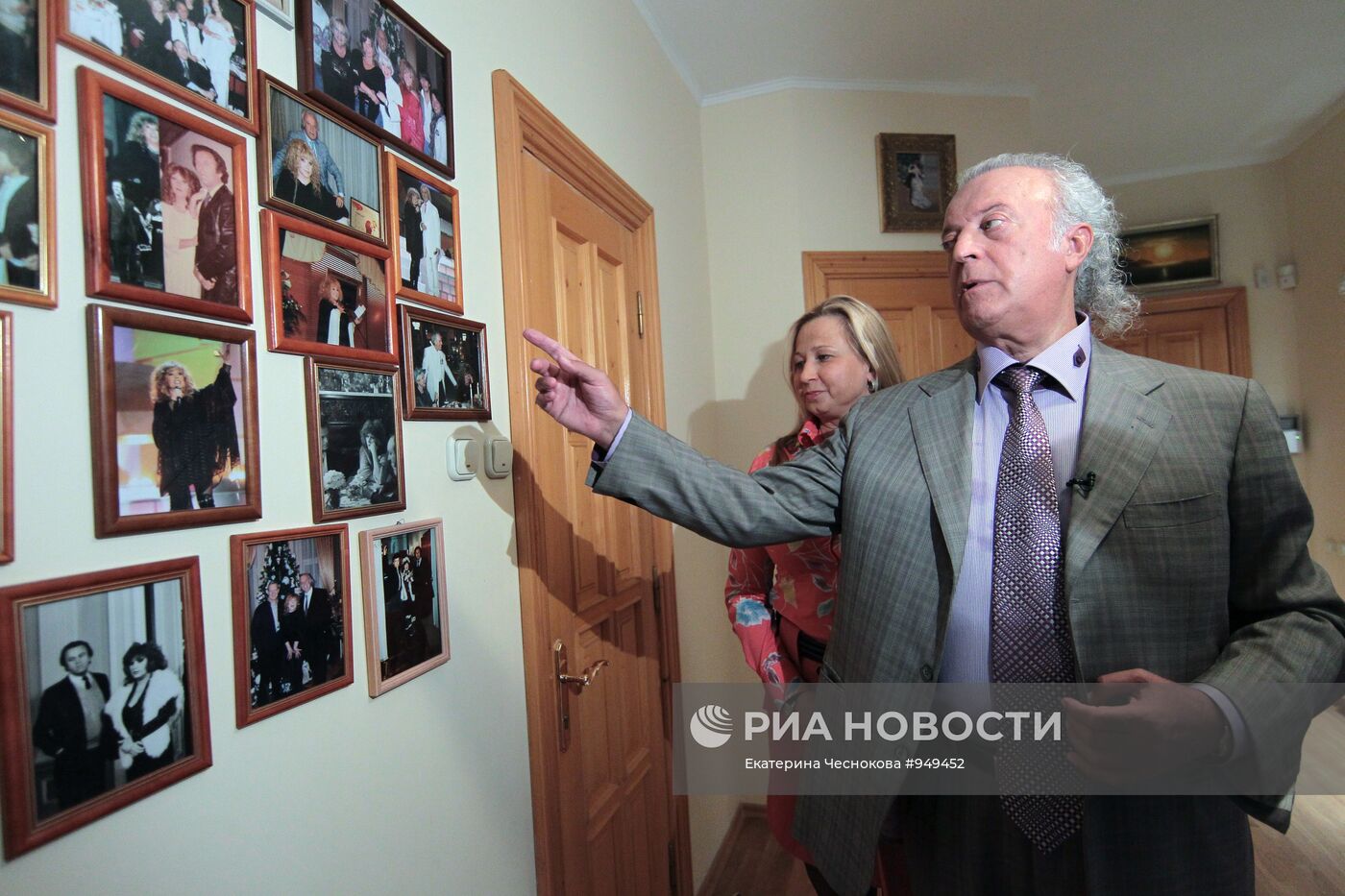 Поэт Илья Резник в своем загородном доме