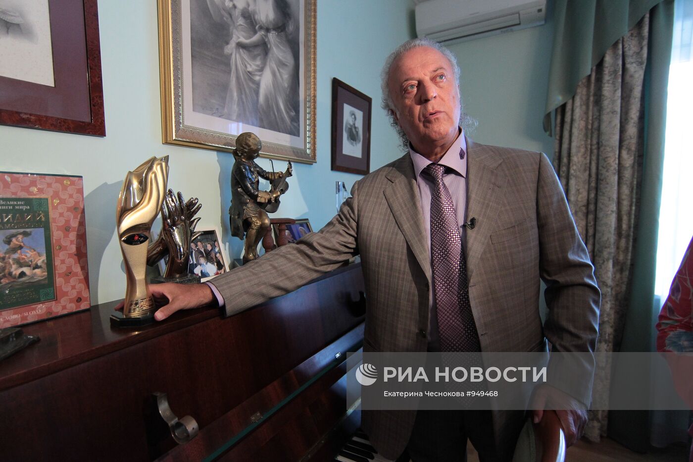 Поэт Илья Резник в своем загородном доме