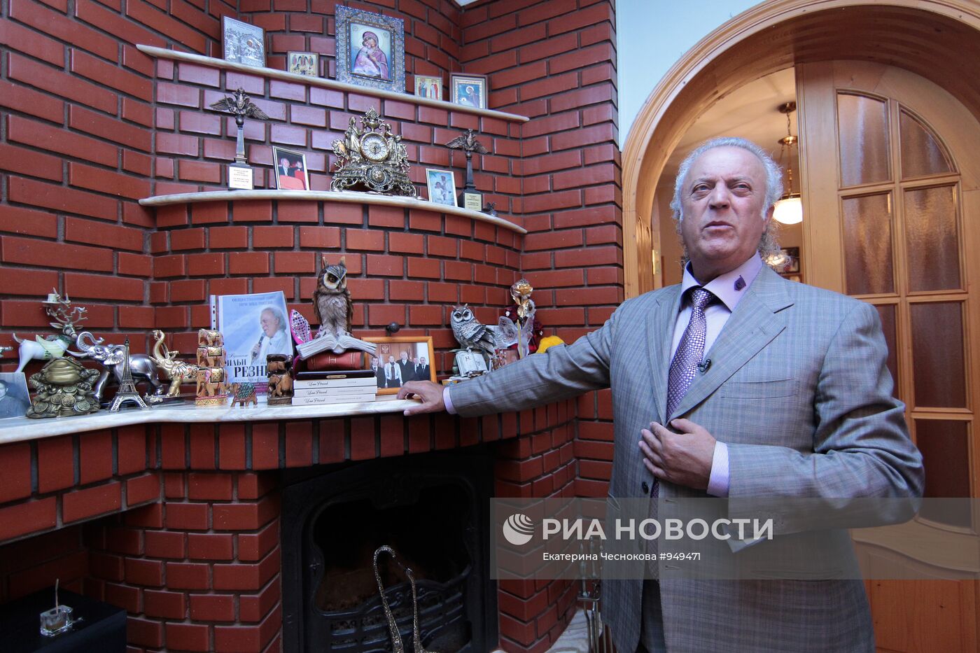 Поэт Илья Резник в своем загородном доме
