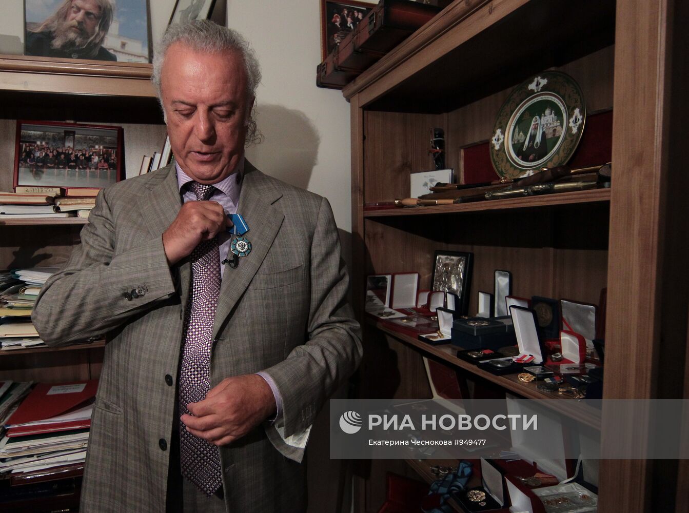 Поэт Илья Резник в своем загородном доме