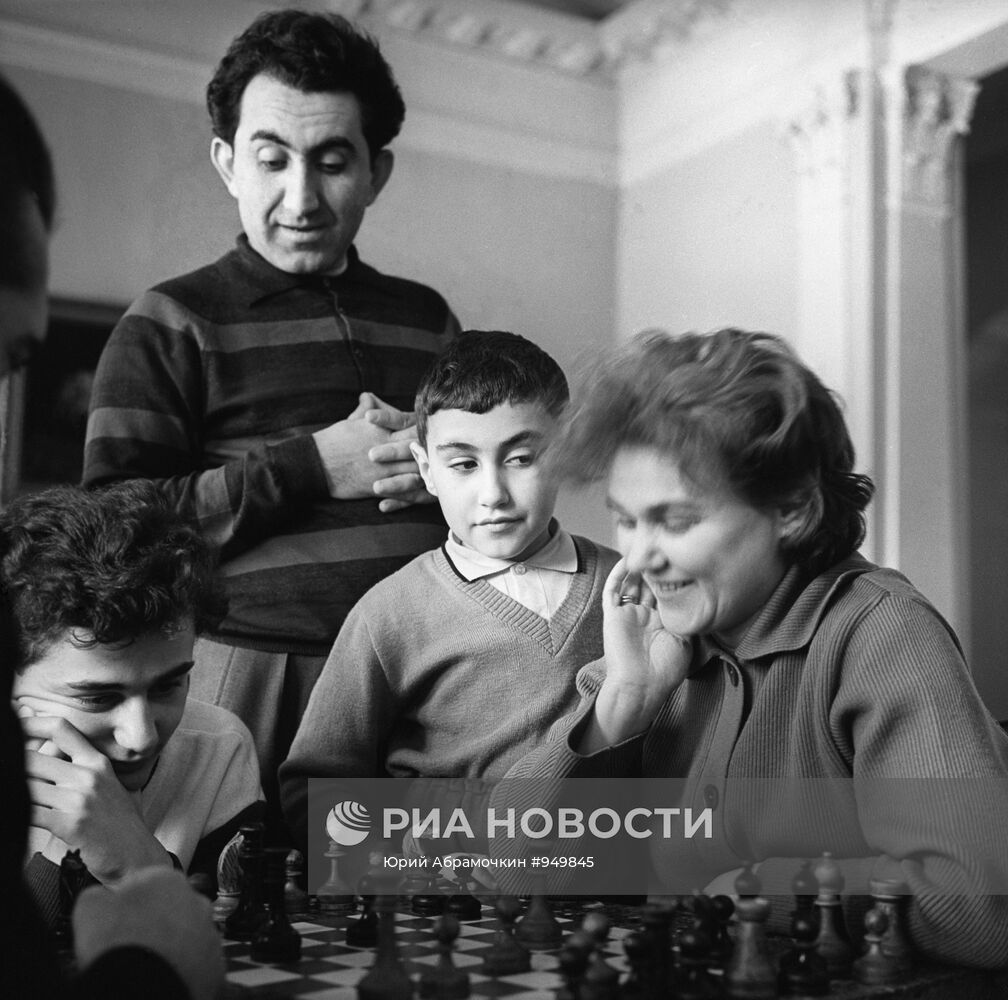 Шахматист Тигран Петросян со своим сыном