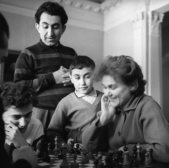Шахматист Тигран Петросян со своим сыном