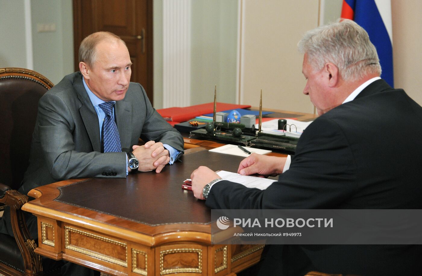 Владимир Путин проводит рабочую встречу с Михаилом Шмаковым