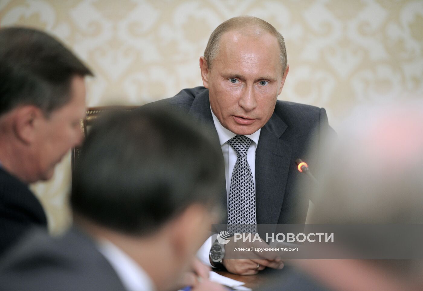 Премьер-министр РФ Владимир Путин проводит совещание в Сочи