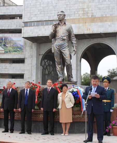Открытие памятника писателю Чингизу Айтматову в Бишкеке