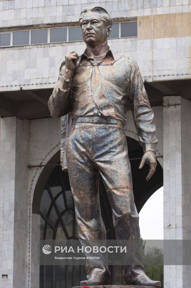 Памятник писателю Чингизу Айтматову в Бишкеке
