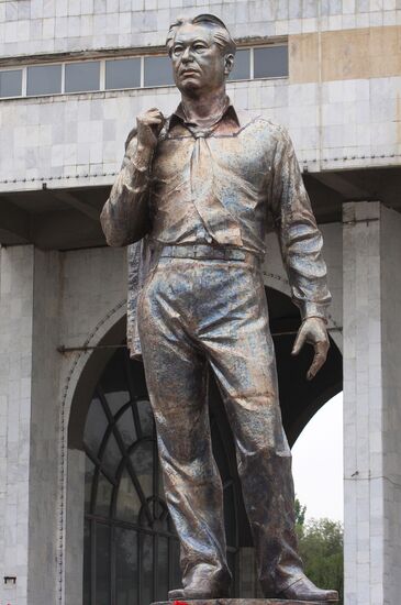 Памятник писателю Чингизу Айтматову в Бишкеке