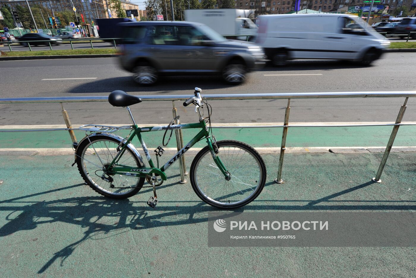 Выделенная полоса для велосипедистов в районе метро Университет
