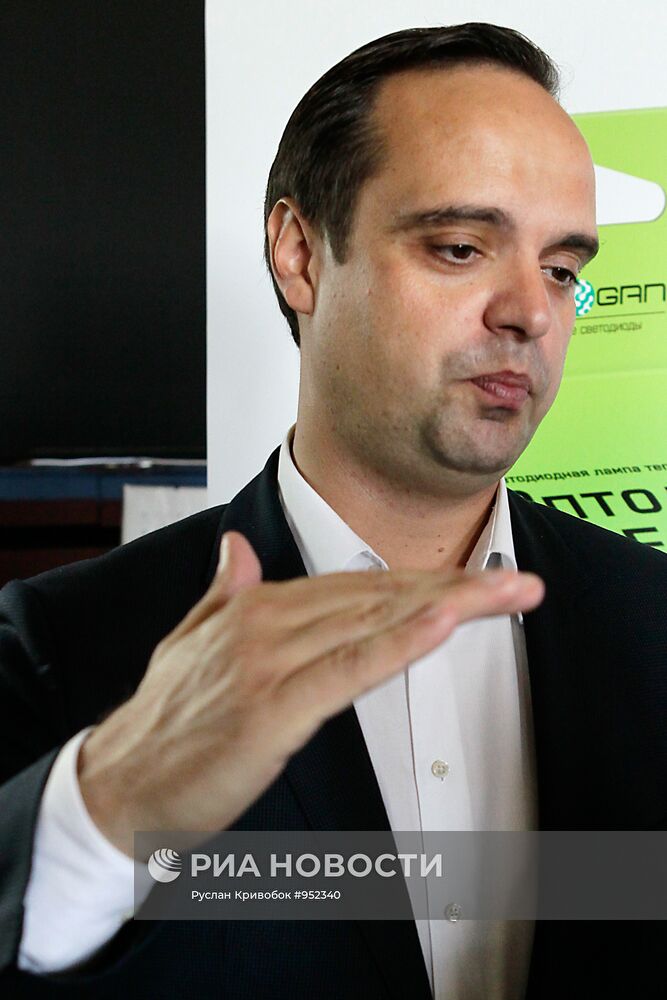 Презентация энергосберегающей лампочки в студии Артемия Лебедева