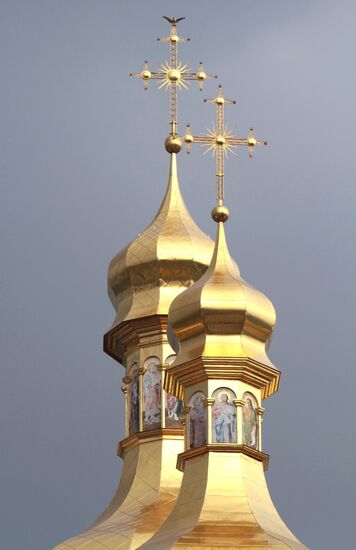 Купола Успенского собора на территории Киево-Печерской лавры