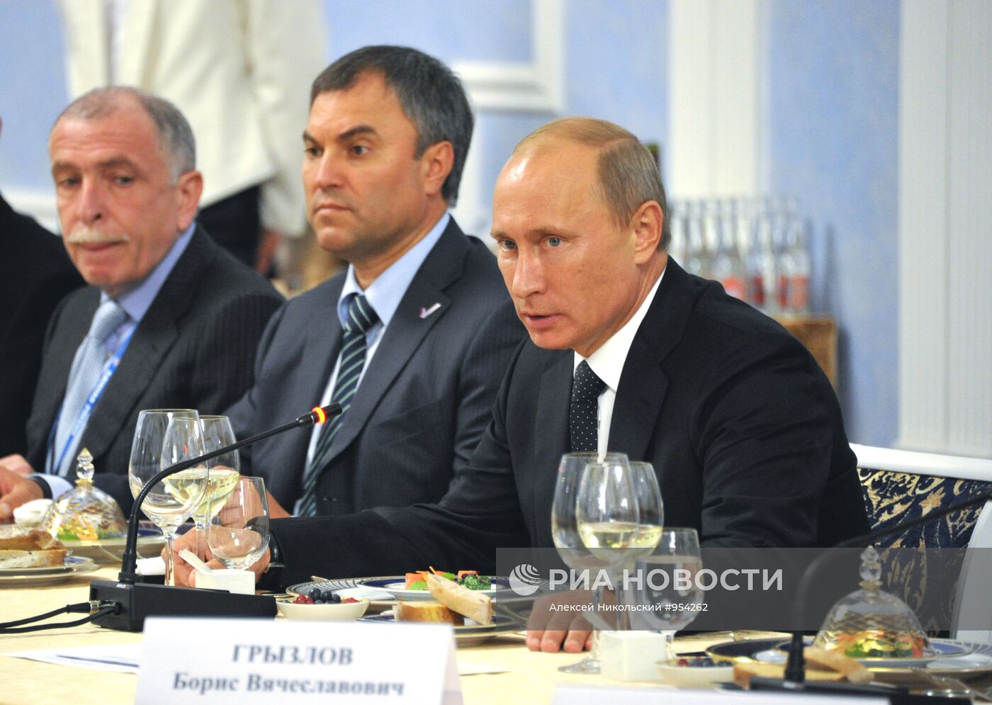В.Путин продолжил встречу с руководителями регионов СЗФО