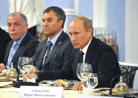 В.Путин продолжил встречу с руководителями регионов СЗФО