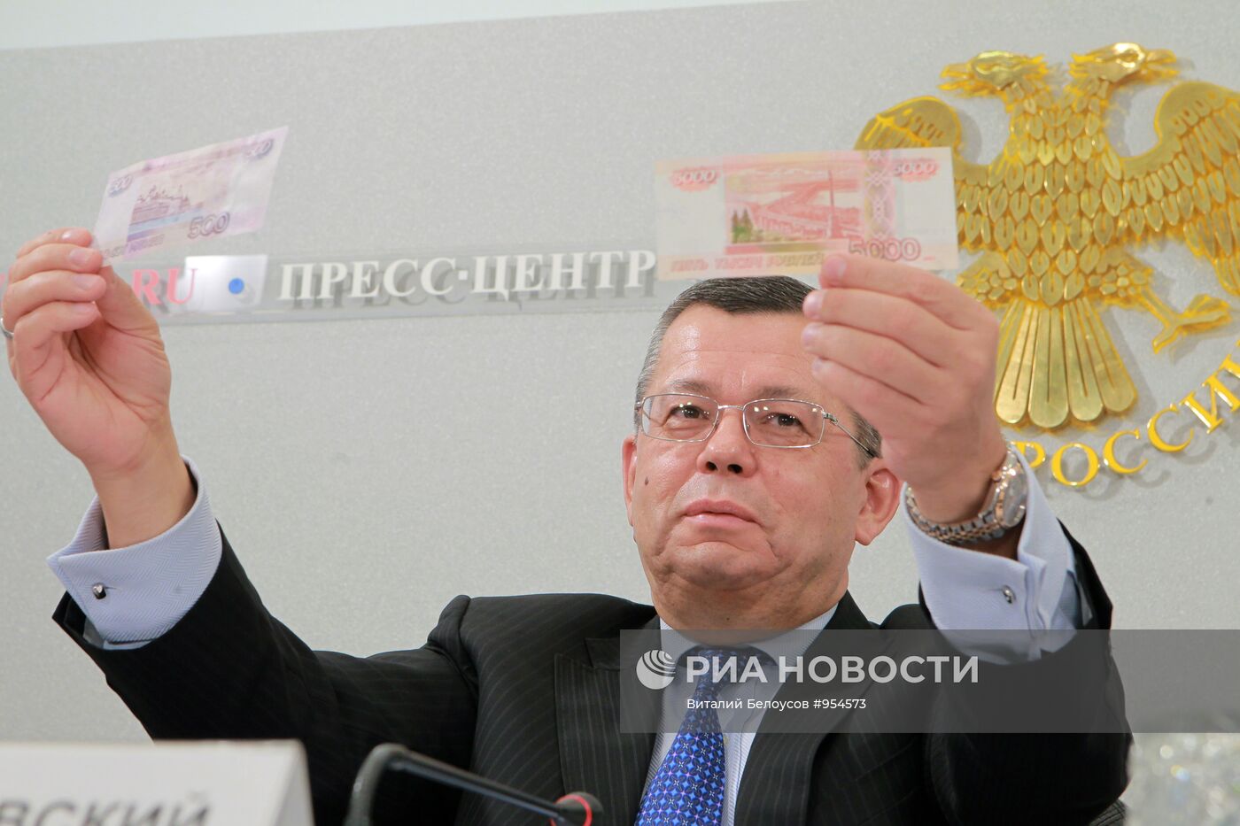 Центробанк обновил купюры 500 и 5000 рублей