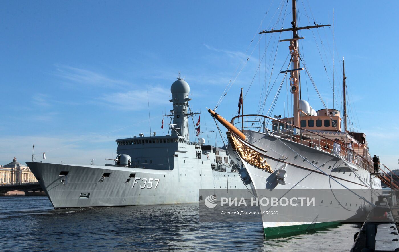 Яхта королевы Дании и датский фрегат пришвартовались в Петербург