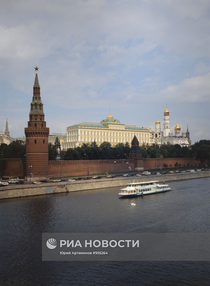 Вид на Московский Кремль с Боровицкого моста
