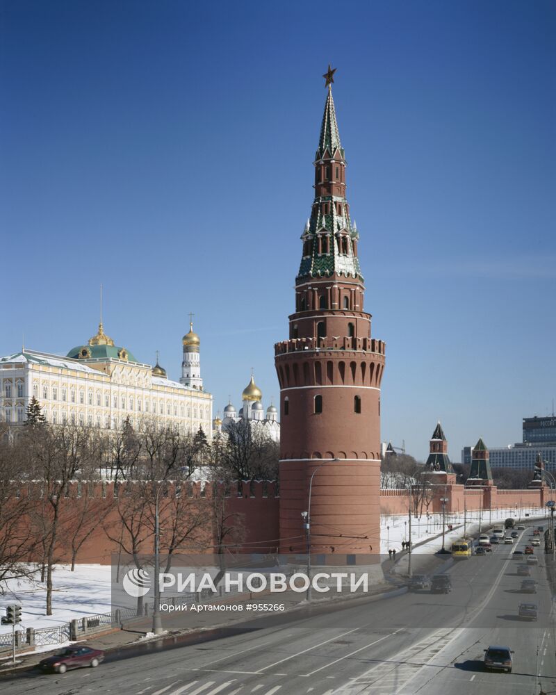 Вид на Водовзводную башню и Большой Кремлевский дворец