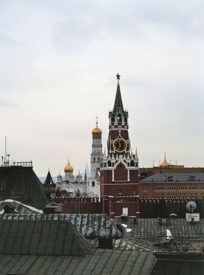 Вид на Спасскую башню, колокольню Ивана Великого