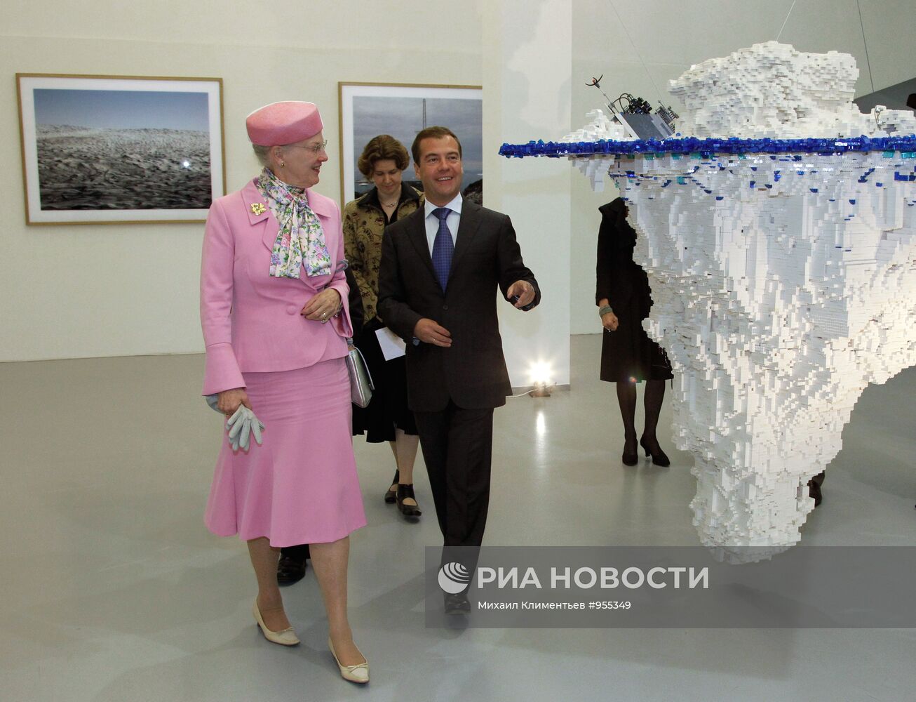 Президент РФ и королева Дании открыли фотовыставку "Арктика"