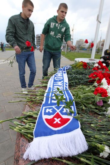 Жители Минска несут цветы и зажженные свечи к "Минск-Арене"