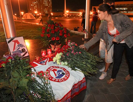Жители Минска несут цветы и зажженные свечи к "Минск-Арене"