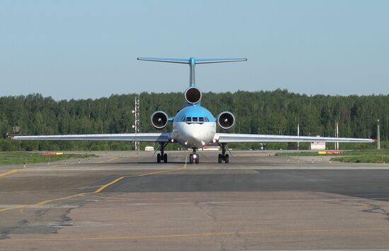 Самолет Як-42Д в аэропорту "Стригино"