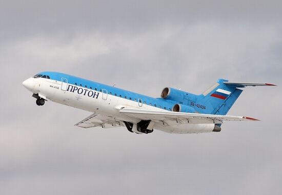 Самолет Як-42Д в аэропорту "Стригино"