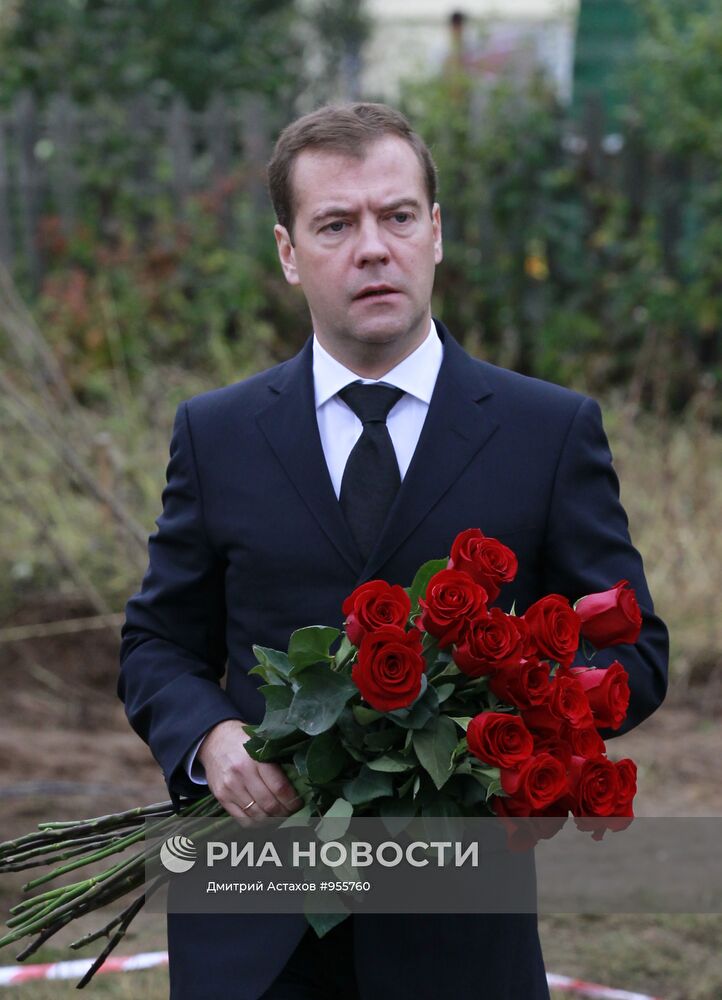 Д.Медведев посетил место крушения самолета Як-42 под Ярославлем