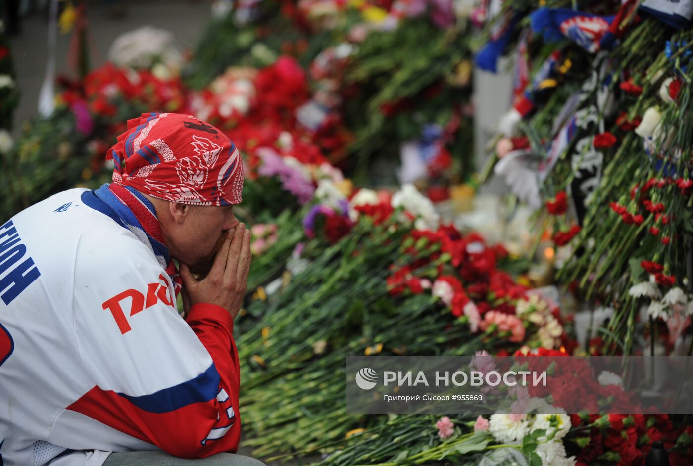 Цветы и свечи в память о погибших хоккеистах "Локомотива"