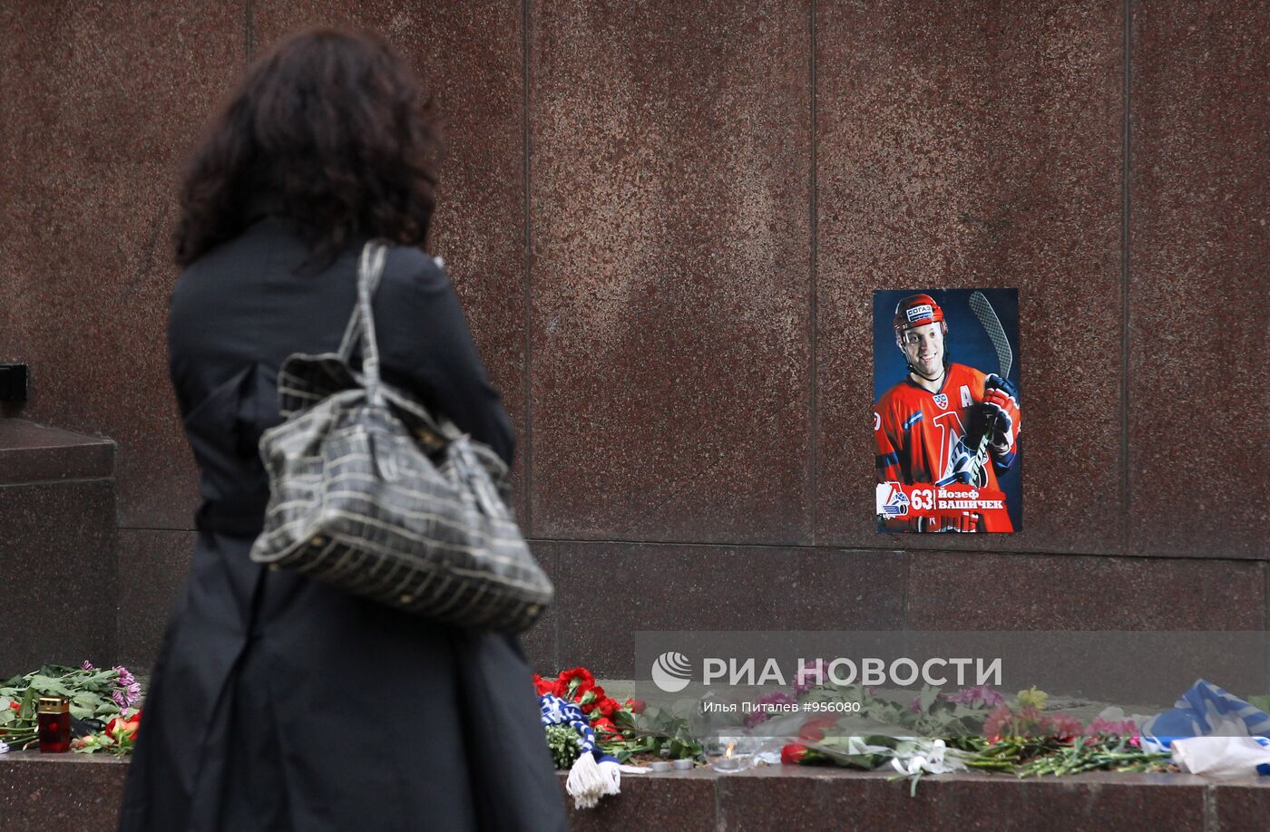 Цветы у посольств в память о погибших хоккеистах "Локомотива"