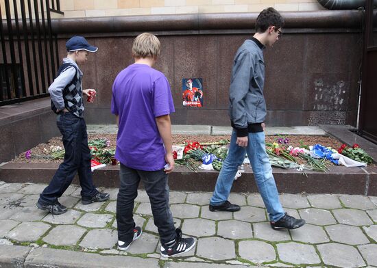 Цветы у посольств в память о погибших хоккеистах "Локомотива"