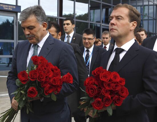 Д.Медведев и А.Гюль возложили цветы у стадиона "Арена-2000"