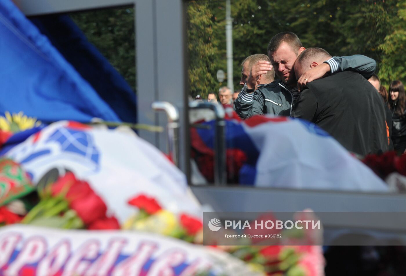 Цветы и свечи в память о погибших хоккеистах "Локомотива"