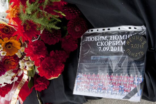 Жители Уфы возлагают цветы у "Уфа-Арены"