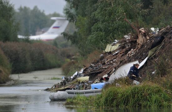 На месте крушения самолета Як-42 в поселке Туношна