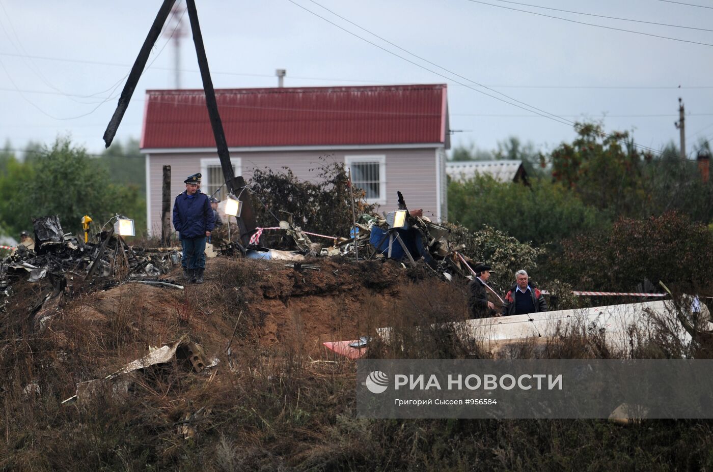 На месте крушения самолета Як-42 в поселке Туношна