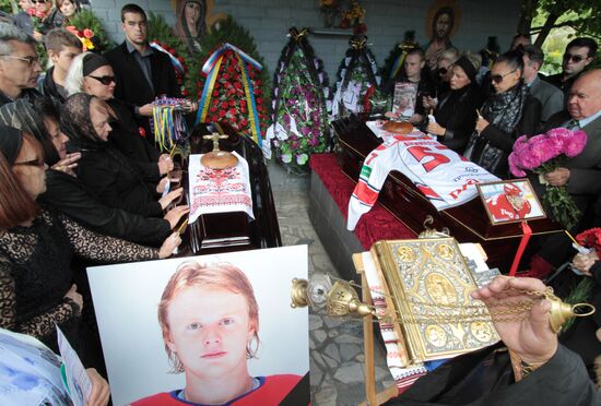 Похороны украинских хоккеистов Д.Собченко и В.Аникеенко в Киеве