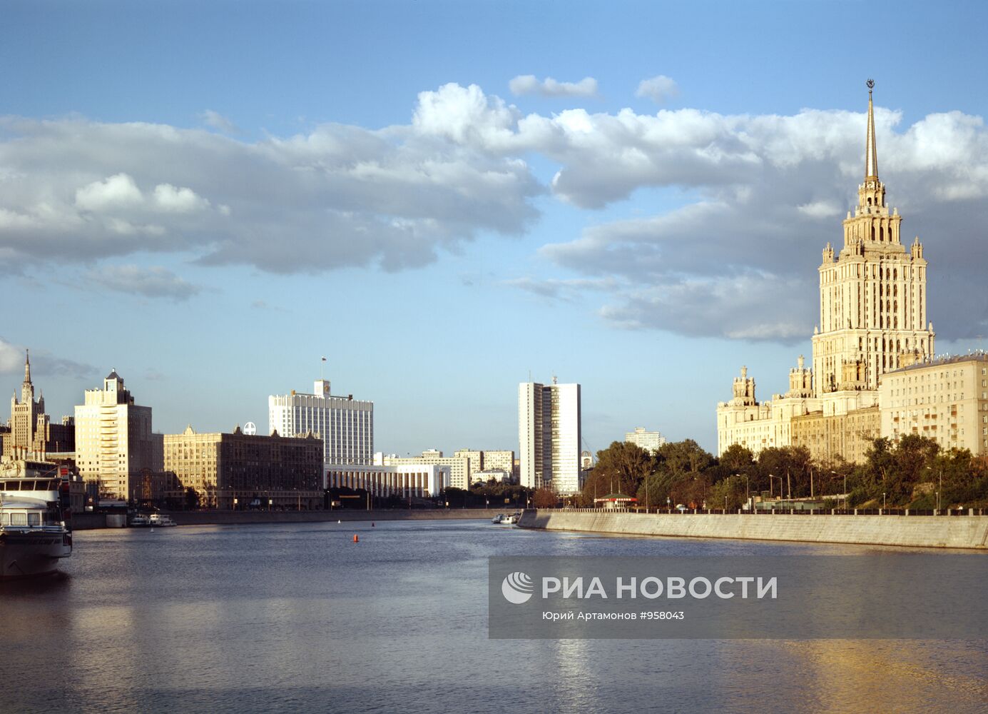 Вид с Москвы-реки на гостиницу "Украина"