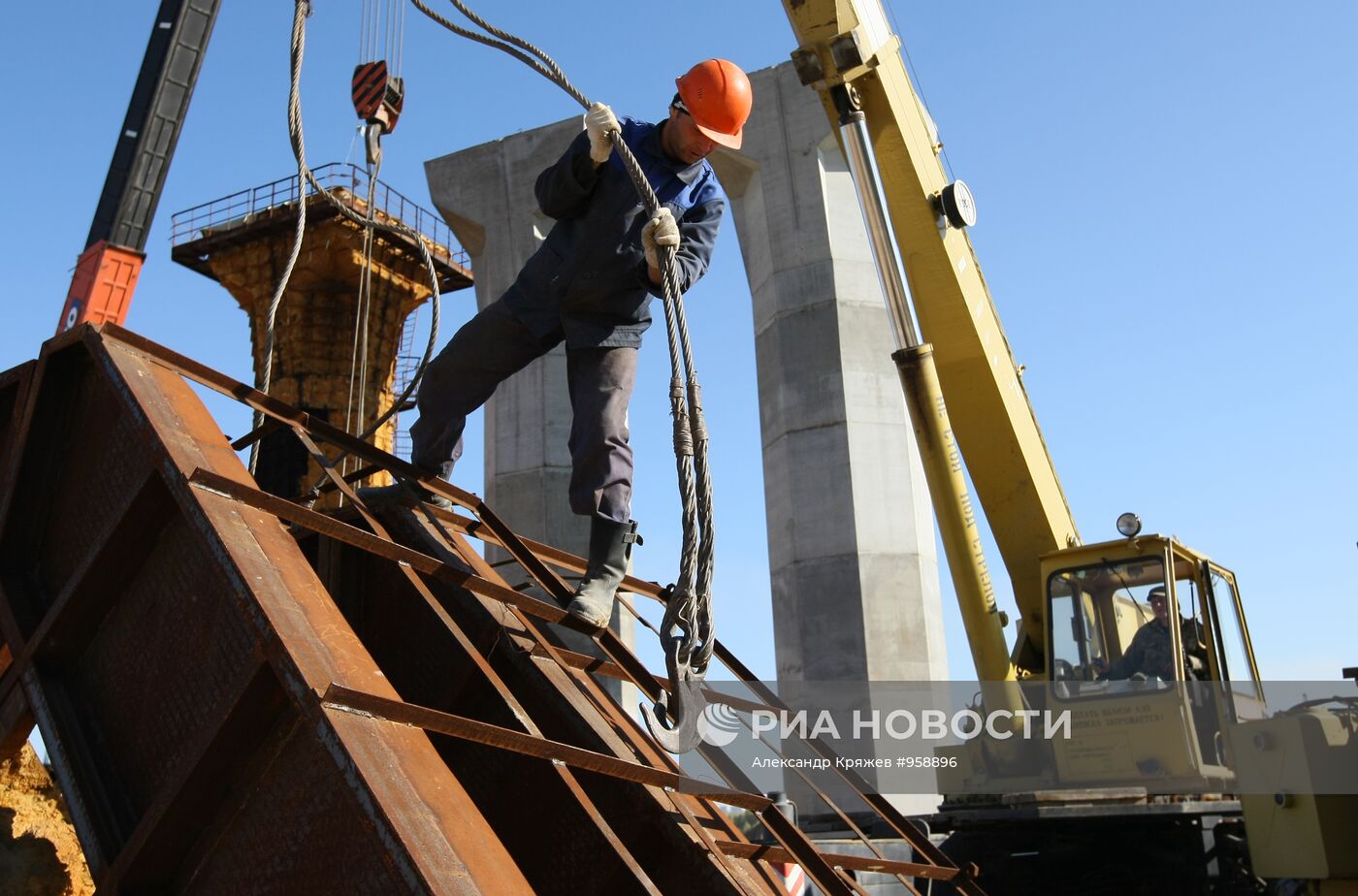Строительство моста через реку Обь в Новосибирске