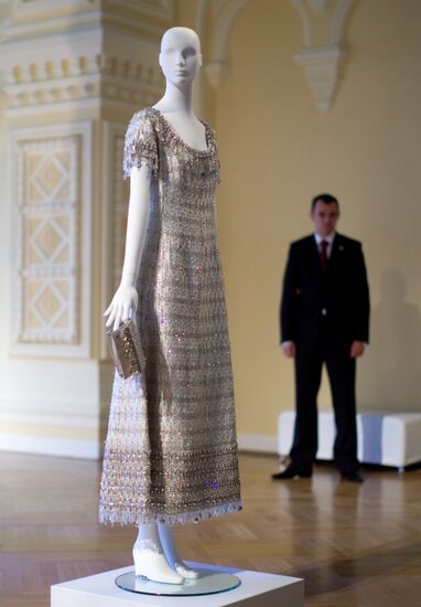 Выставка коллекции нарядов и ювелирных украшений Элизабет Тейлор