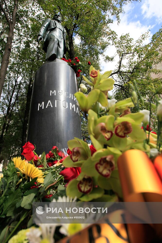 Открытие памятника певцу Муслиму Магомаеву