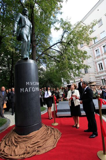 Открытие памятника певцу Муслиму Магомаеву
