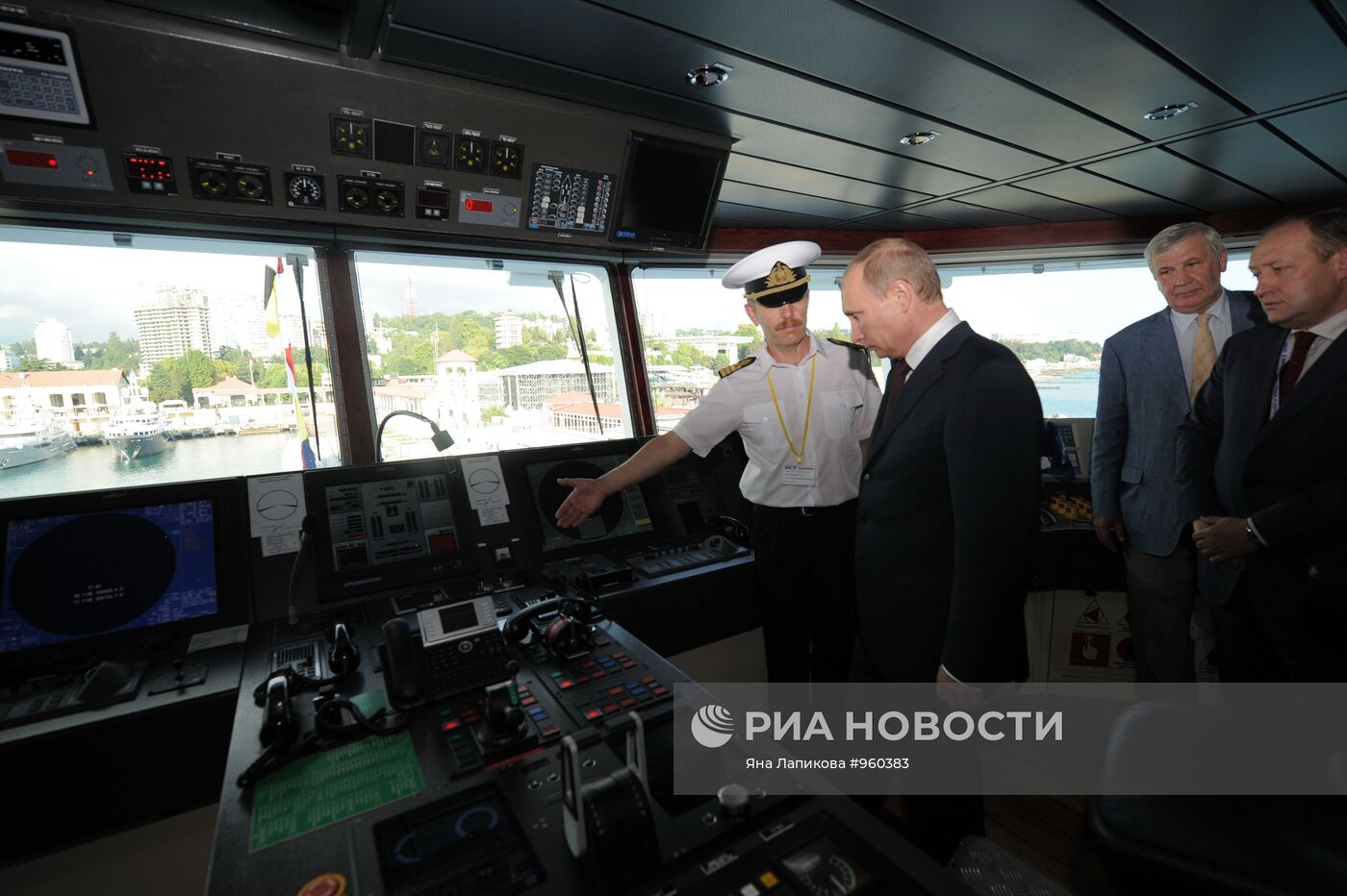 В.Путин принял участие в имянаречении корабля "Вячеслав Тихонов"