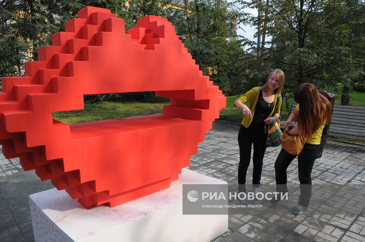 Скульптура "Поцелуй городу" в Челябинске
