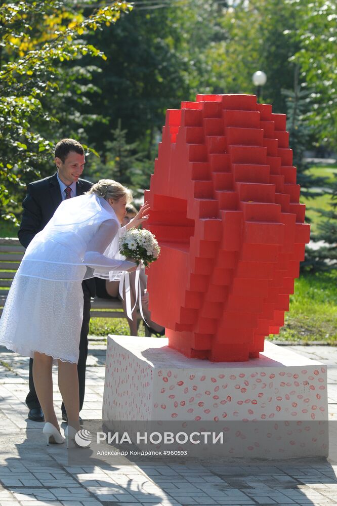 Скульптура "Поцелуй городу" в Челябинске